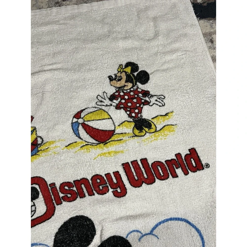Walt Disney World Vintage Beach Bath Towel Mickey Minnie Goofy Donald 54x32